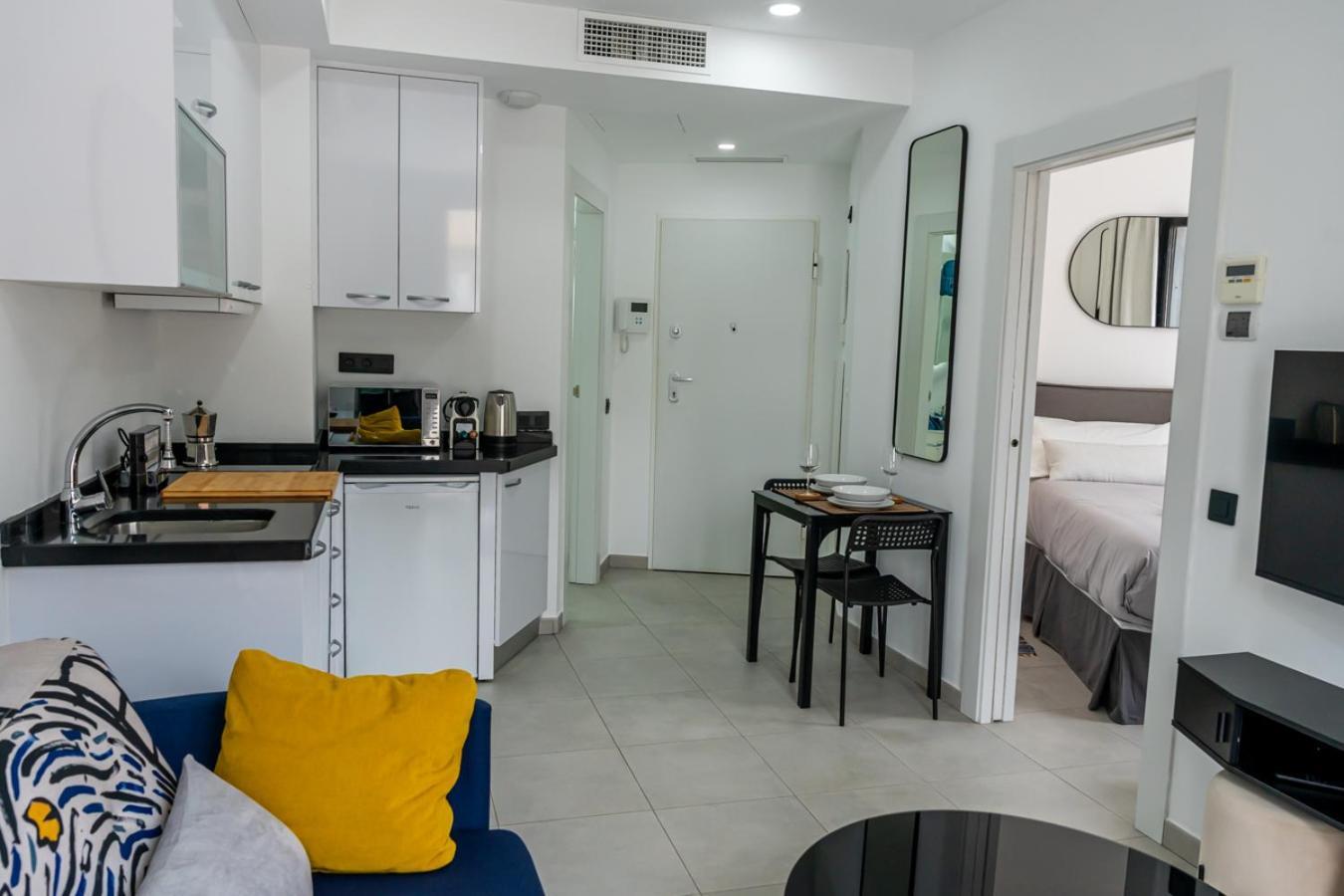 Modern Wave Escape Apartment With Private Parking And Rooftop Pool By Namaste Elite トレモリノス エクステリア 写真