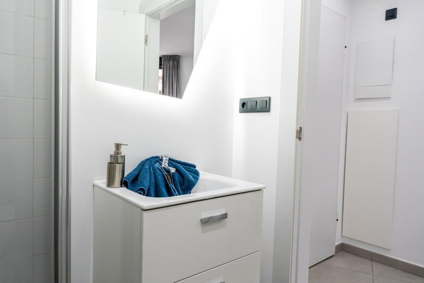 Modern Wave Escape Apartment With Private Parking And Rooftop Pool By Namaste Elite トレモリノス エクステリア 写真
